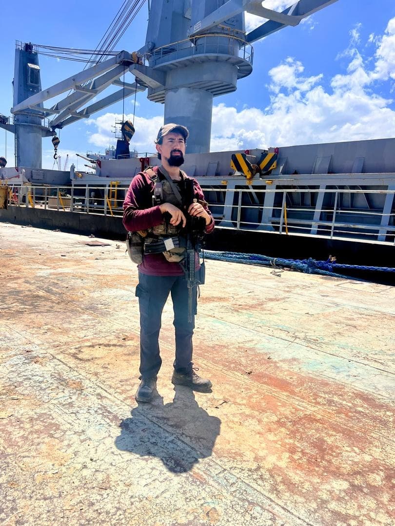 Operador Sentry UAV a bordo de un buque