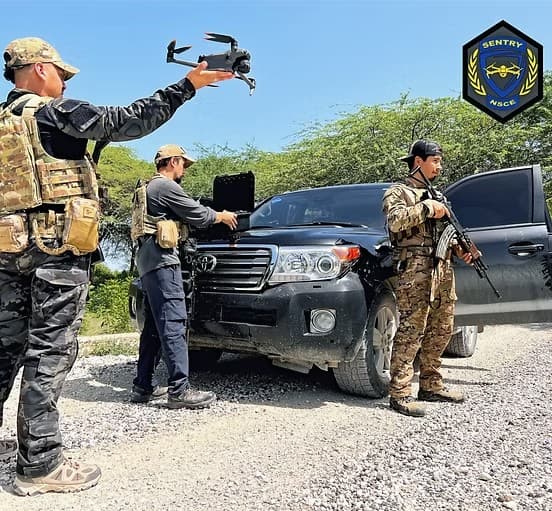 Equipo Sentry UAV desplegando un dron en terreno